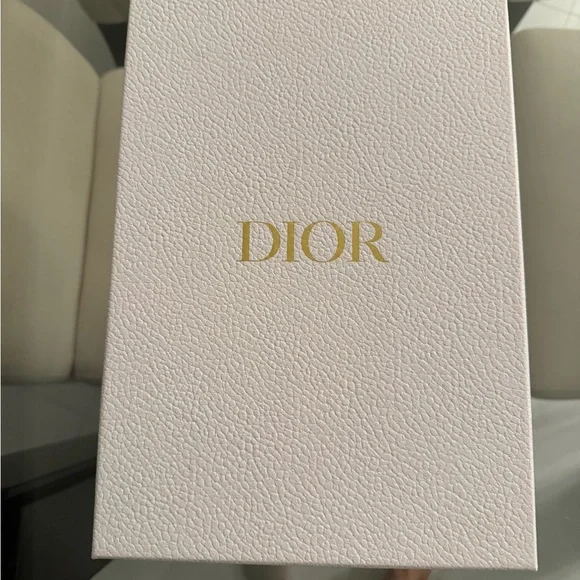 Authentic Dior women’s shoe box (empty) with Dior authenticity card - Picture 2 of 7